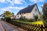 Hausansicht - Familientraum mit Weitblick: Großzügiges Einfamilienhaus mit idyllischem Garten in ruhiger Lage