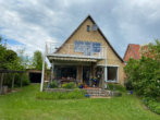 Hausansicht aus dem Garten - Zu vermieten: Traumhaftes Einfamilienhaus mit großem Garten!